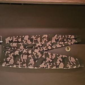 Sweatpants camo.